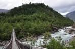Enorme ponte pênsil em trilha no Parque Nacional Queulat, na Carretera Austral, no sul do Chile